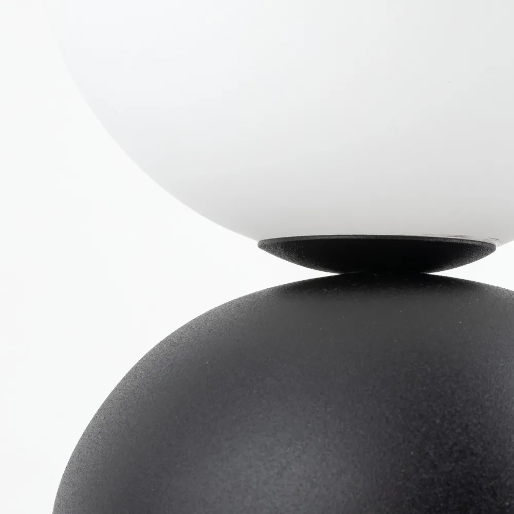 Abat Jour-Selezionato da Mazzolaluce Abat-jour lampada da comodino nera sfera di vetro bianco design moderna