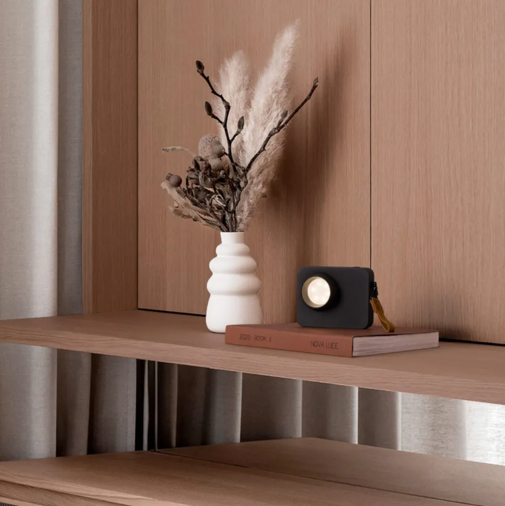 Abat Jour-Selezionato da Mazzolaluce Abat-jour macchina fotografica portatile nera moderna