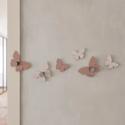 Appendiabiti Da Parete-Selezionato da Mazzolaluce Appendiabiti da parete moderno farfalle divise colore rosa nuvola