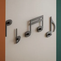 Appendiabiti Da Parete-Selezionato da Mazzolaluce Appendiabiti note musicali a parete colore grigio quarzo per ingresso