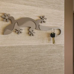 Mobili Ingresso Moderni-Selezionato da Mazzolaluce Appendichiavi particolare magnetico da parete geko legno colore sabbia tortora