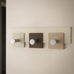 Appendiabiti Da Parete-Selezionato da Mazzolaluce Appendipanni da parete moderno 3 ganci legno cioccolato beige