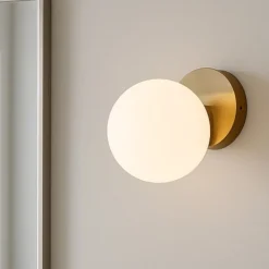 Applique Da Bagno-Selezionato da Mazzolaluce Applique bagni sfera in vetro bianco metallo ottone ip44
