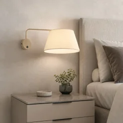 Applique Camera Da Letto-Selezionato da Mazzolaluce Applique con braccio orientabile beige in tessuto per comodino camera da letto