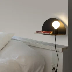Applique Camera Da Letto-Selezionato da Mazzolaluce Applique con mensola per comodino camera da letto nero moderna