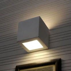 Applique Da Parete-Selezionato da Mazzolaluce Applique da parete in ceramica bianco cubo diffusore in vetro