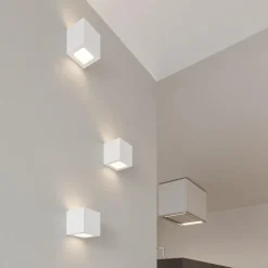 Applique Da Parete-Selezionato da Mazzolaluce Applique da parete in ceramica bianco cubo diffusore in vetro