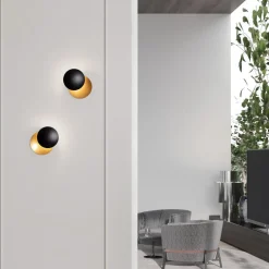 Applique Da Parete-Selezionato da Mazzolaluce Applique da parete led 3000k orientabile nera e oro