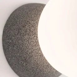 Applique Da Parete-Selezionato da Mazzolaluce Applique da parete moderna cemento antracite sfera vetro bianco