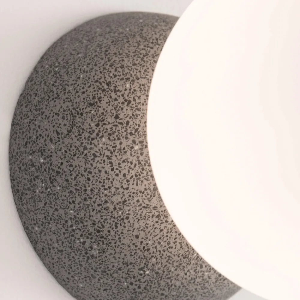 Applique Da Parete-Selezionato da Mazzolaluce Applique da parete moderna cemento antracite sfera vetro bianco