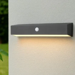 Applique Da Esterno-Selezionato da Mazzolaluce Applique nera da esterno luce solare ibrido con sensore di movimento crepuscolare