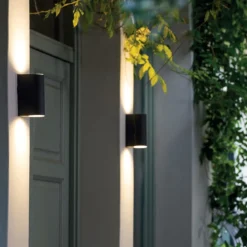Applique Da Esterno-Selezionato da Mazzolaluce Applique nera per esterno balcone biemissione luce ip54