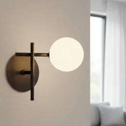 Applique Da Parete-Selezionato da Mazzolaluce Applique nero moderna da parete sfera di vetro bianco