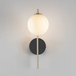Applique Da Parete-Selezionato da Mazzolaluce Applique nero oro sfera di vetro bianco per soggiorno