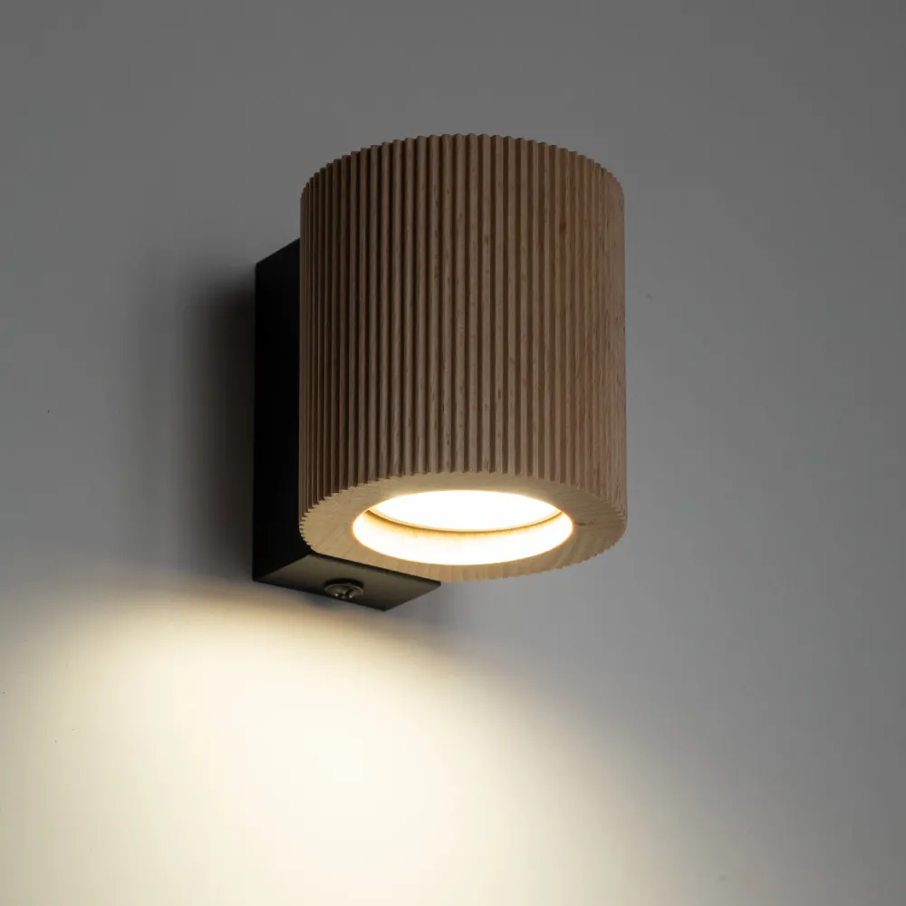 Applique Da Parete-Selezionato da Mazzolaluce Applique scandinavo da parete in legno con interruttore luce verso il basso