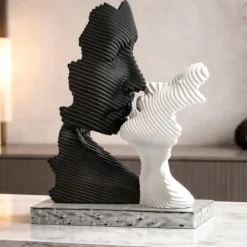 Soprammobili Moderni-Bongelli Preziosi bacio stilizzato scultura moderna bianco nero argento
