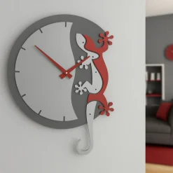 Orologi Da Parete Moderni-Selezionato da Mazzolaluce Caorologio moderno da parete legno colore grigio rosso rubino