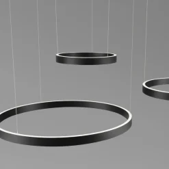 Lampadari Moderni-Selezionato da Mazzolaluce Composizione lampadari led cerchi nero per soggiorno moderno