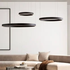 Lampadari Moderni-Selezionato da Mazzolaluce Composizione lampadari led cerchi nero per soggiorno moderno