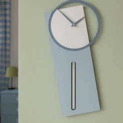 Orologi Da Parete Moderni-Selezionato da Mazzolaluce Corologio a pendolo moderno da parete sherlock legno azzurro polvere