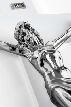 Crocifissi Da Parete-Selezionato da Mazzolaluce Crocifisso grande da parete 48x30 cm legno bianco cristo marmorino argento