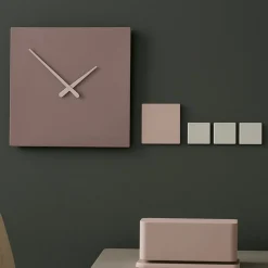 Orologi Da Parete Moderni-Selezionato da Mazzolaluce Design kubo grande orologio da parete moderno legno grigio prugna
