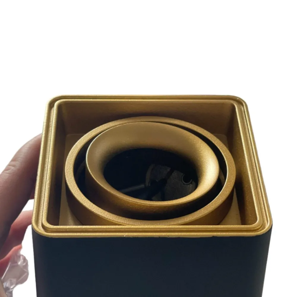 Faretti Da Soffitto-Selezionato da Mazzolaluce Faretto cubo nero oro orientabile da soffitto