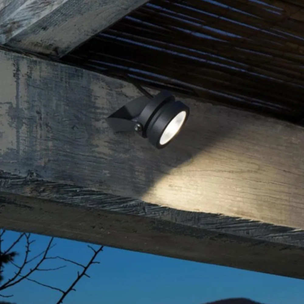 Faretti Da Esterno-Selezionato da Mazzolaluce Faretto da esterno nero con picchetto led 9w 4000k ottica 16 ip65