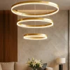 Lampadari Moderni-Selezionato da Mazzolaluce Grande lampadario contemporaneo oro spazzolato e cristalli 3 anneli led 3000k