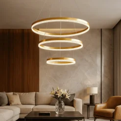 Lampadari Moderni-Selezionato da Mazzolaluce Grande lampadario contemporaneo oro spazzolato e cristalli 3 anneli led 3000k