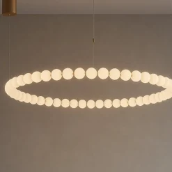 Lampadari Moderni-Selezionato da Mazzolaluce Grande lampadario moderno anello sfere vetro bianco oro led 3000k
