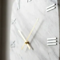 Orologi Da Parete Moderni-Selezionato da Mazzolaluce Grande orologio da parete 90cm resina bianco grigio effetto marmo
