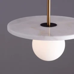 Lampade A Sospensione-Selezionato da Mazzolaluce Lampada a sospensione di marmo bianco sfera di vetro
