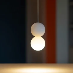Lampade A Sospensione-Selezionato da Mazzolaluce Lampada a sospensione doppia sfera gesso vetro bianca