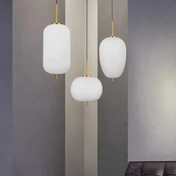 Lampade A Sospensione-Selezionato da Mazzolaluce Lampada a sospensione dorata vetro bianco