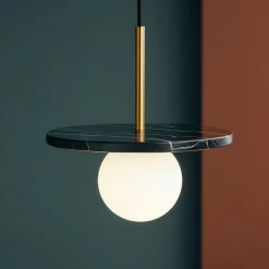 Lampade A Sospensione-Selezionato da Mazzolaluce Lampada a sospensione dor disco marmo nero con sfera di vetro