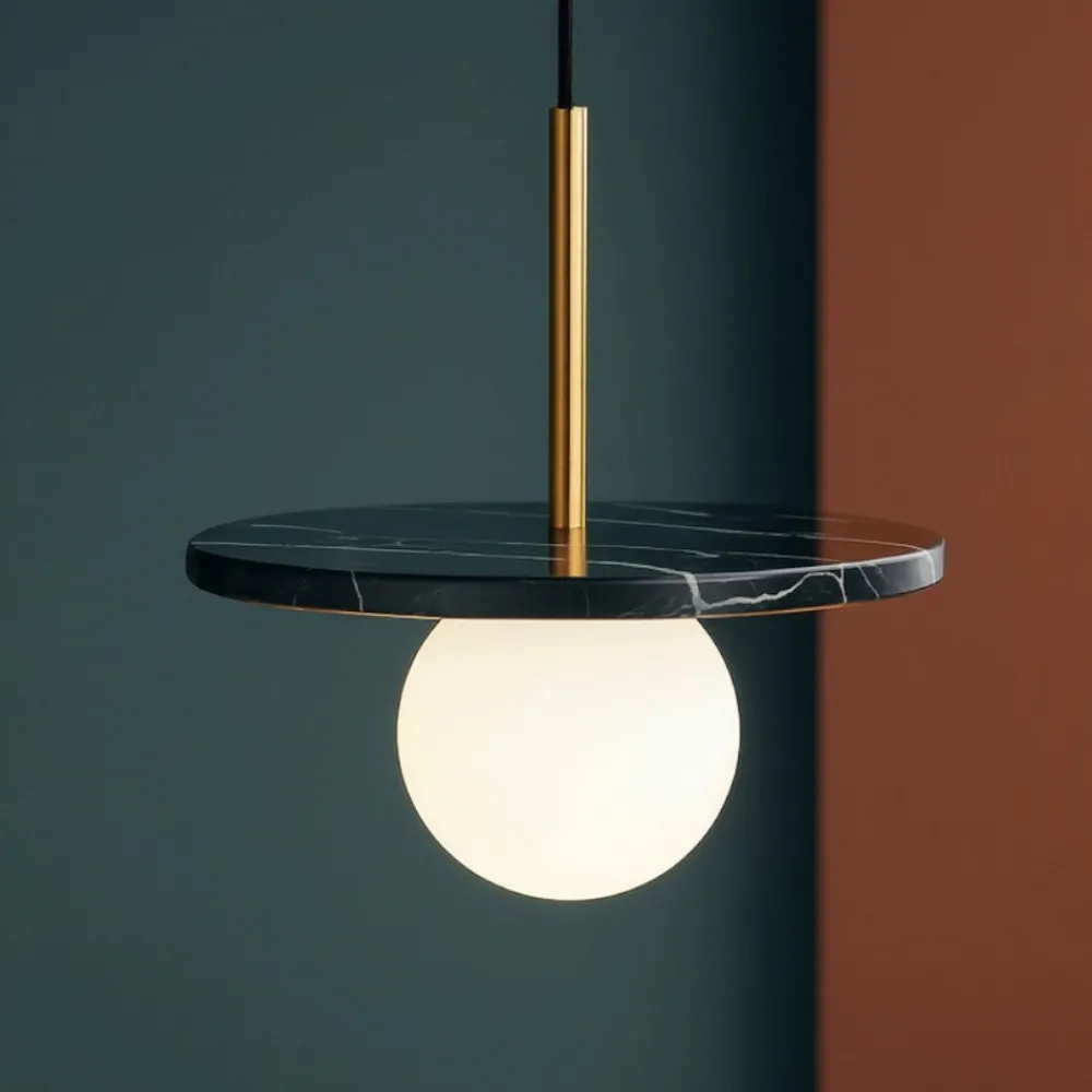 Lampade A Sospensione-Selezionato da Mazzolaluce Lampada a sospensione dor disco marmo nero con sfera di vetro