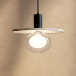 Lampade A Sospensione-Selezionato da Mazzolaluce Lampada a sospensione hos disco di cemento beige con sfera in vetro