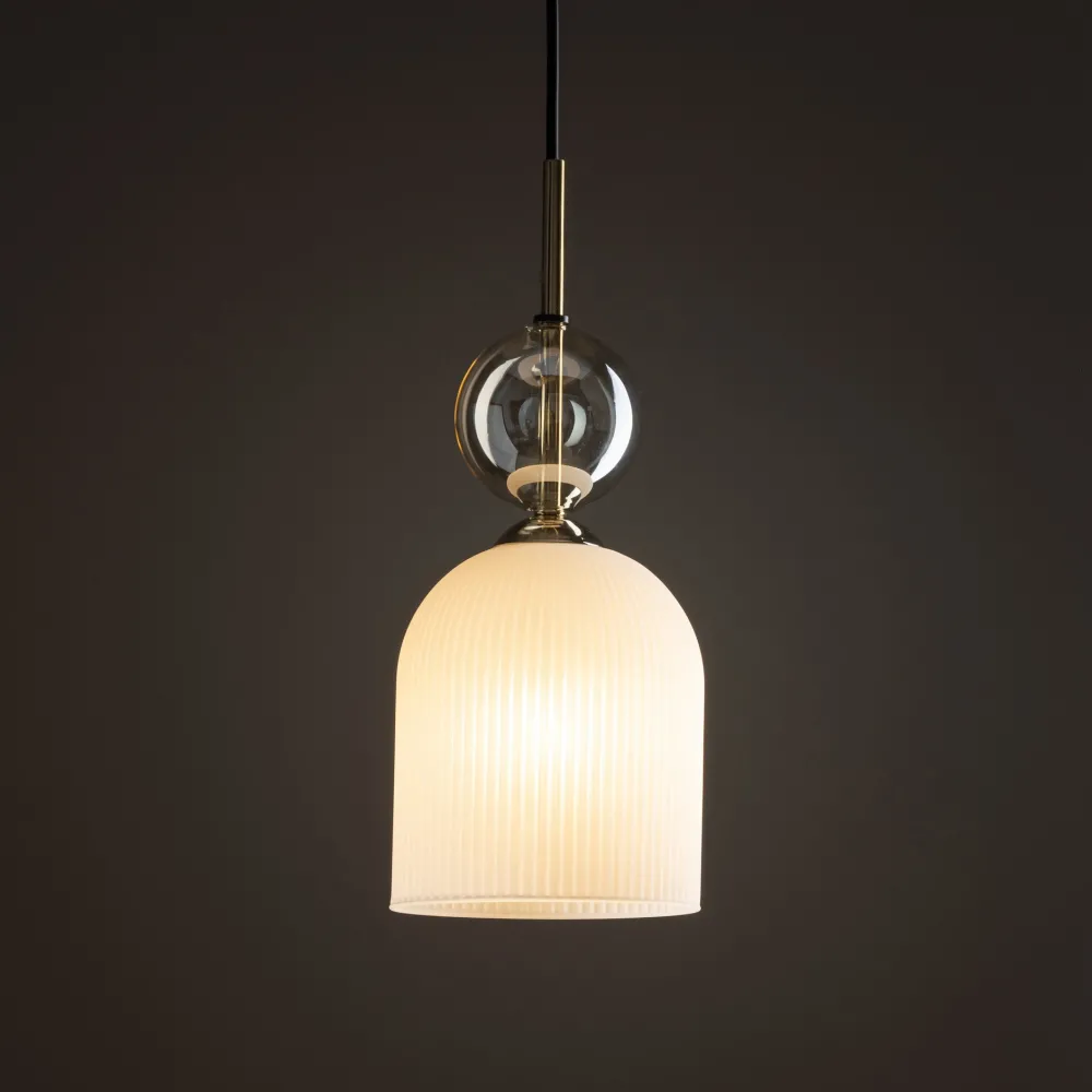 Lampade A Sospensione-Selezionato da Mazzolaluce lampada a sospensione in vetro bianco sfera ambra stile contemporaneo