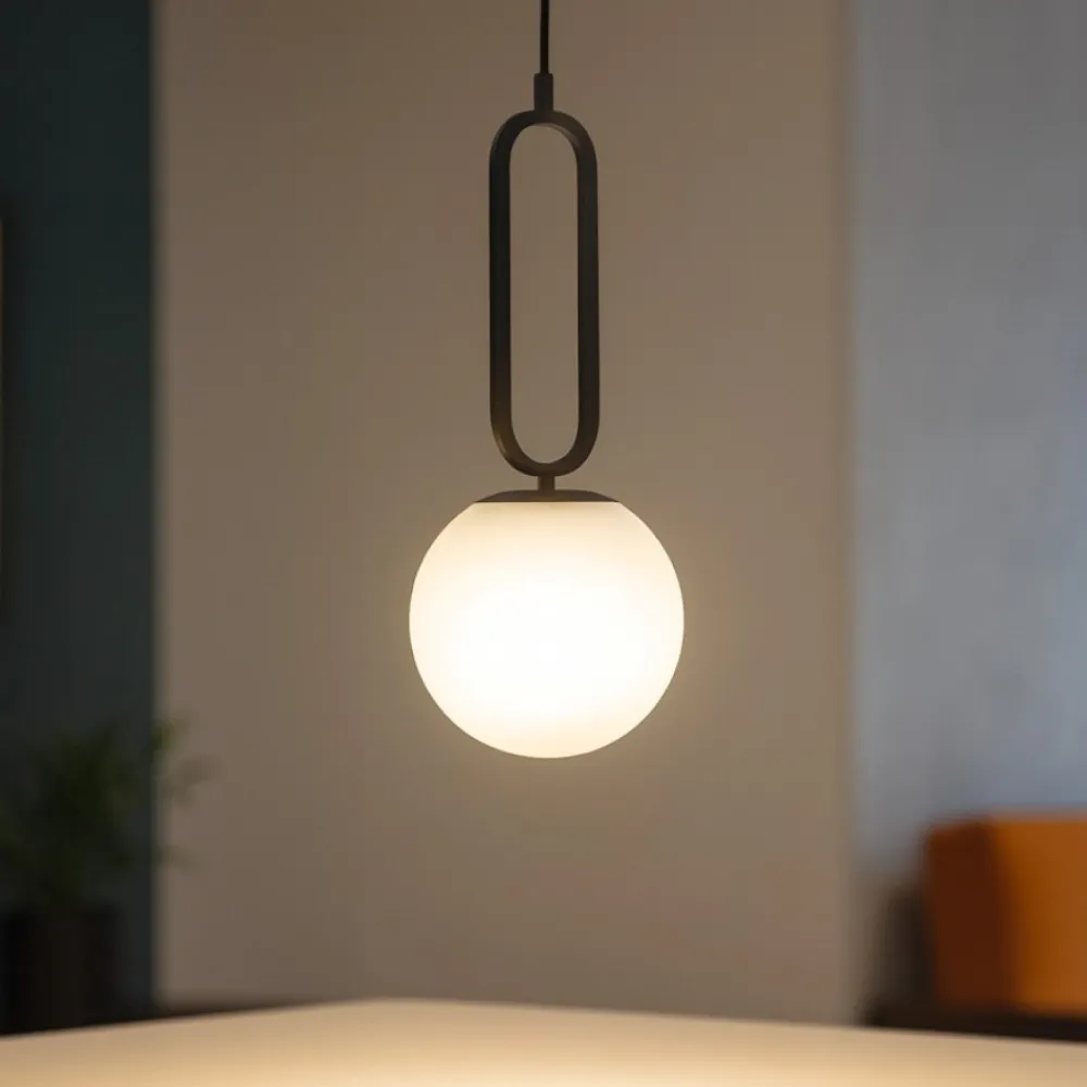Lampade A Sospensione-Selezionato da Mazzolaluce Lampada a sospensione nera sfera bianca per comodino