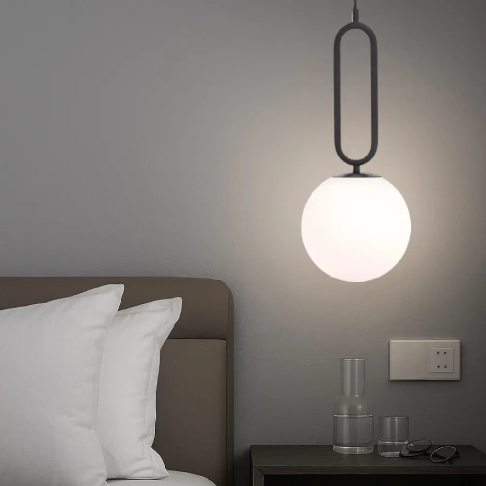 Lampade A Sospensione-Selezionato da Mazzolaluce Lampada a sospensione nera sfera bianca per comodino