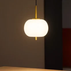 Lampade A Sospensione-Selezionato da Mazzolaluce Lampada a sospensione oro vetro sfera bianca
