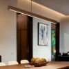 Lampadari Moderni-Selezionato da Mazzolaluce Lampada barra a sospensione di legno noce per tavolo soggiorno moderno
