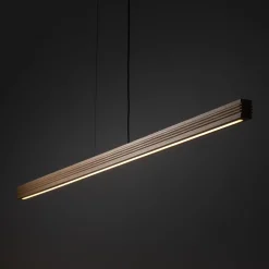 Lampadari Moderni-Selezionato da Mazzolaluce Lampada barra a sospensione di legno noce per tavolo soggiorno moderno