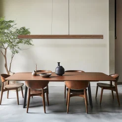 Lampadari Moderni-Selezionato da Mazzolaluce Lampada barra a sospensione di legno noce per tavolo soggiorno moderno