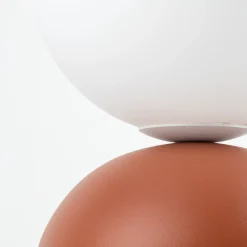 Abat Jour-Selezionato da Mazzolaluce Lampada da comodino colore mattone sfera bianca design moderna