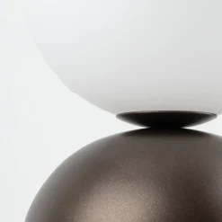Abat Jour-Selezionato da Mazzolaluce Lampada da comodino marrone sfera bianca design moderna