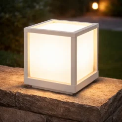 Lampade Da Esterno Giardino-Selezionato da Mazzolaluce Lampada da esterno da appoggio cubo bianco