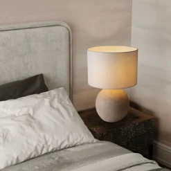 Lampade Da Tavolo-Selezionato da Mazzolaluce Lampada da madia ceramica beige paralume tessuto bianco