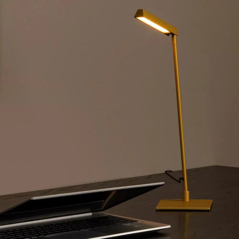 Lampade Da Tavolo-Selezionato da Mazzolaluce Lampada da scrivania giallo ocra design moderna